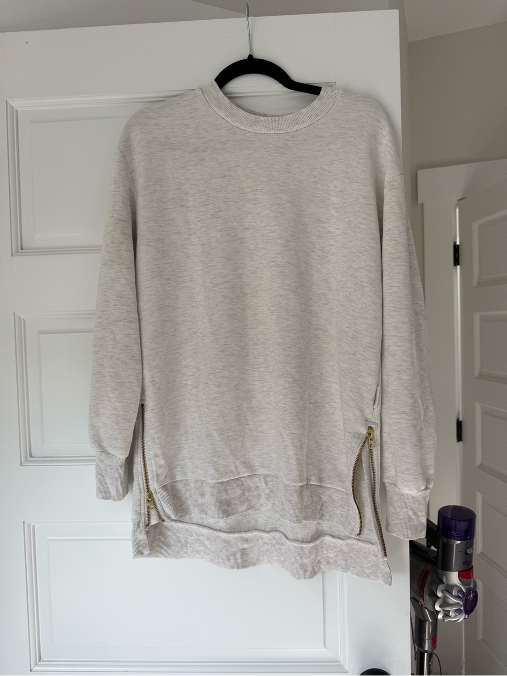 Varley Heather Cream Crewneck Sweatshirt with Gold Zippers